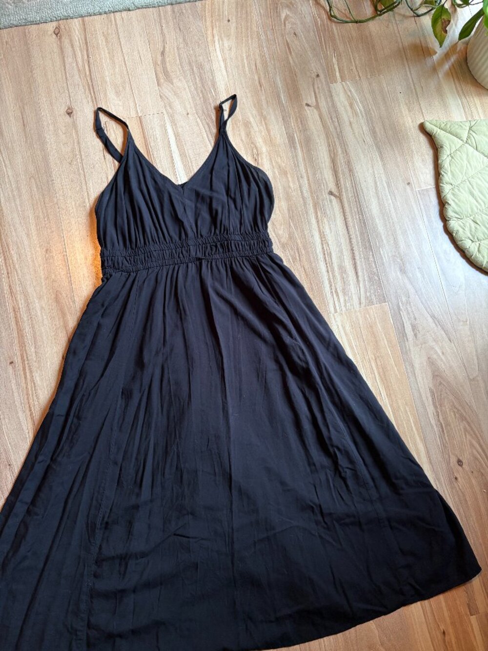 Women's TORRID Midi V-Neck Dress - Black w/ cute cut out in the back